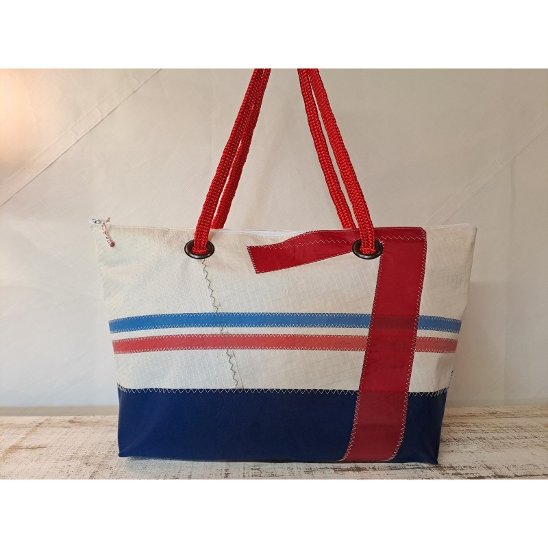 Cabas Fégate en voile de bateau recyclée.