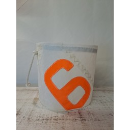 Panière en voile de bateau recyclée.