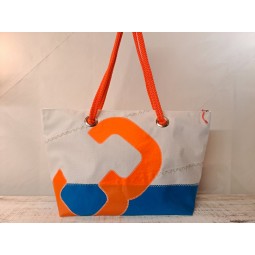 Cabas Frégate en voile de bateau recyclée.