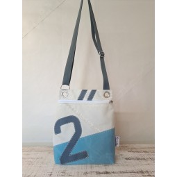 Pochette bandoulière en voile de bateau recyclée