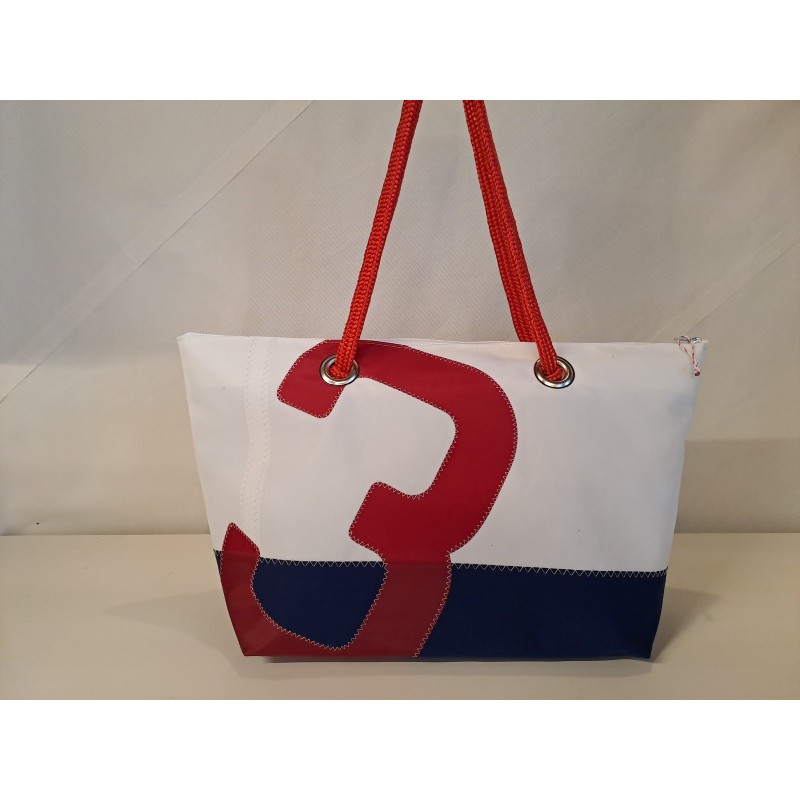 Cabas frégate en voile de bateau recyclée. Cabas frégate en voile de bateau recyclée.