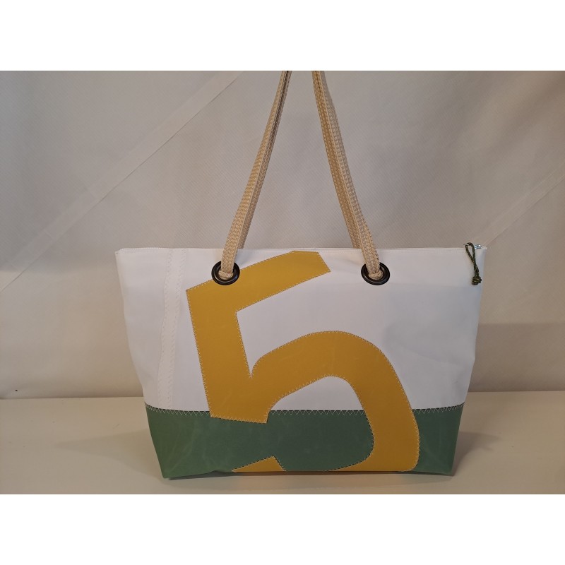 Cabas frégate en voile de bateau recyclée.