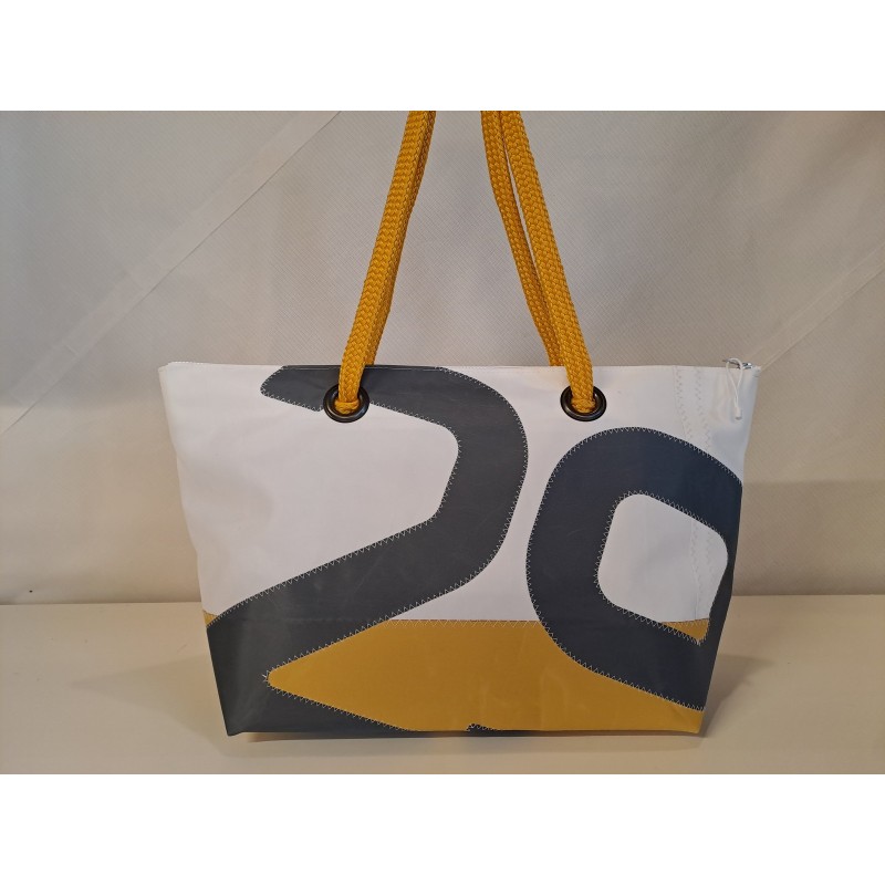 Cabas frégate en voile de bateau recyclée. Cabas frégate en voile de bateau recyclée.