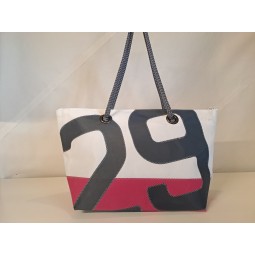 Cabas frégate en voile de bateau recyclée.