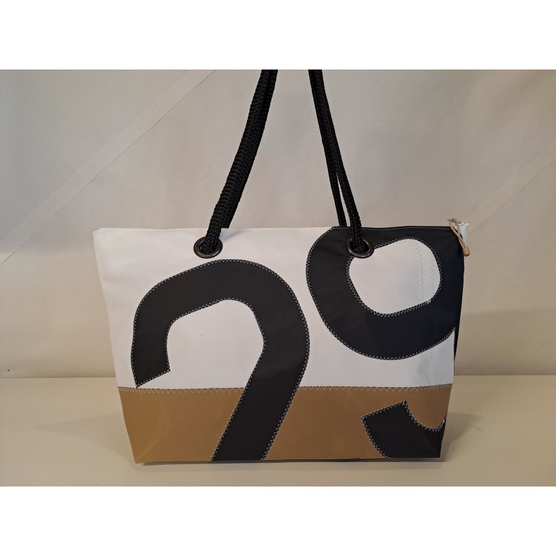 Cabas frégate en voile de bateau recyclée. Cabas frégate en voile de bateau recyclée.