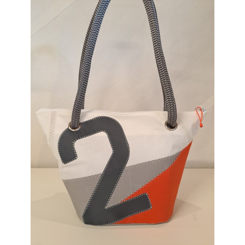 Sac à mains en voile de bateau recyclée.