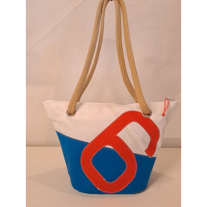 Sac à mains en voile de bateau recyclée. Sac à mains en voile de bateau recyclée.