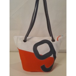 Sac à mains en voile de bateau recyclée.