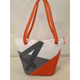 Sac à mains en voile de bateau recyclée.