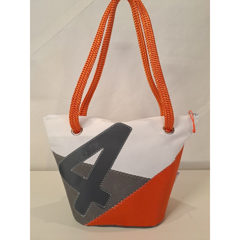Sac à mains en voile de bateau recyclée.
