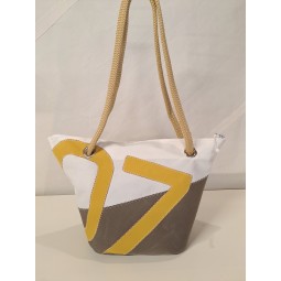 Sac à mains en voile de bateau recyclée.