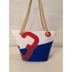 Sac à mains en voile de bateau recyclée.