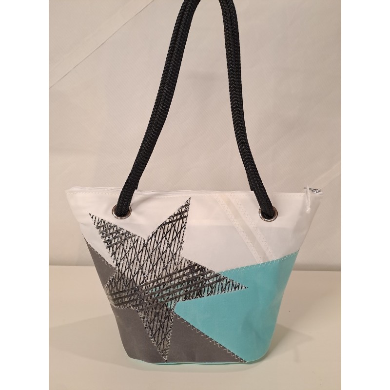 Sac à mains en voile de bateau recyclée.