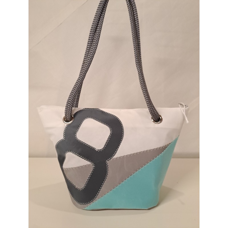 Sac à mains en voile de bateau recyclée.