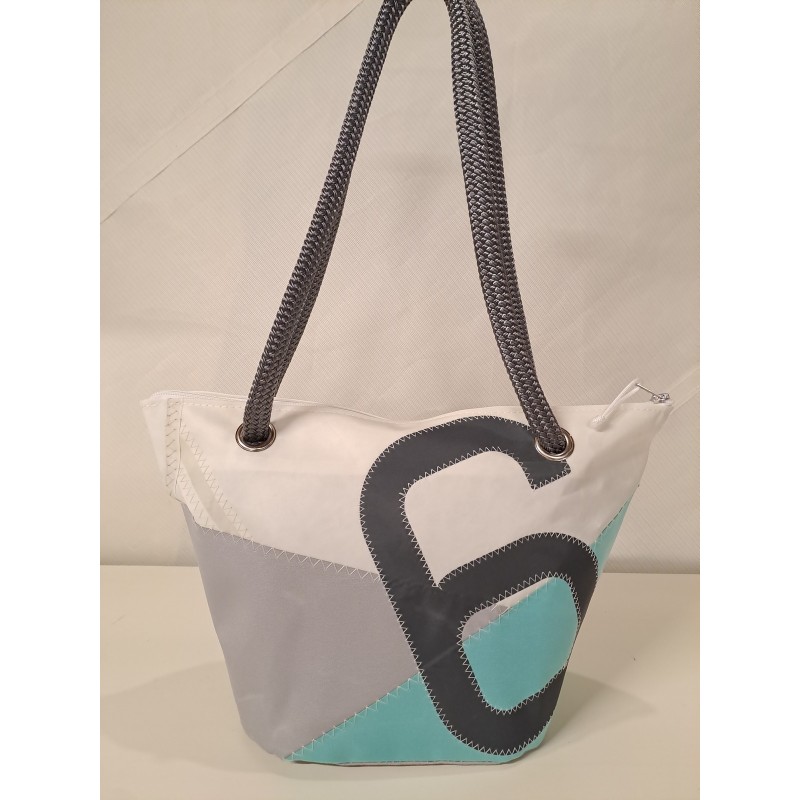 Sac à mains en voile de bateau recyclée.