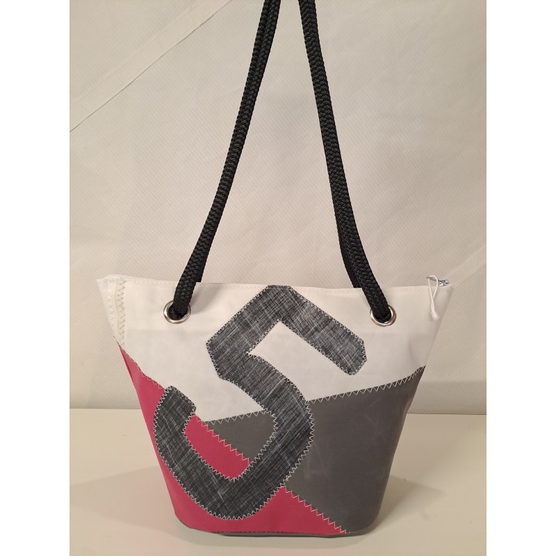 Sac à mains en voile de bateau recyclée.