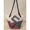 Sac à mains en voile de bateau recyclée.