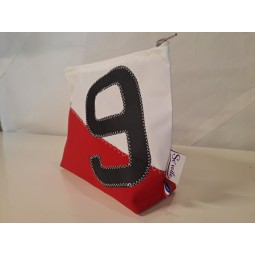 Pochette en voile de bateau recyclée.
