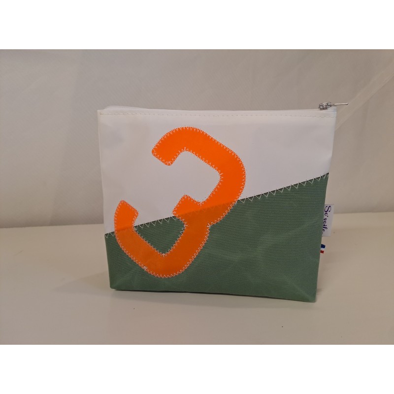 Pochette en voile de bateau recyclée.