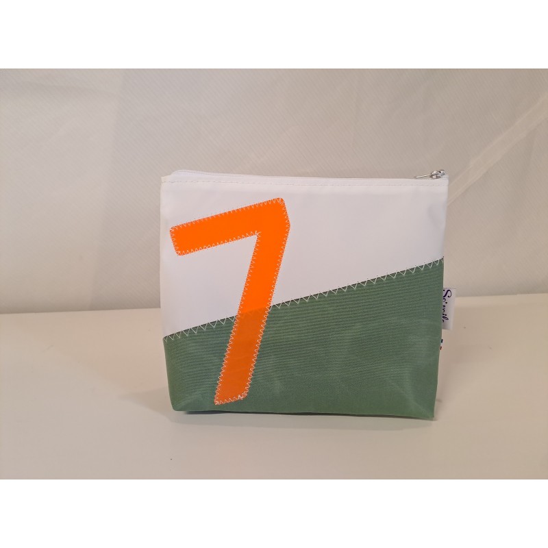 Pochette en voile de bateau recyclée.