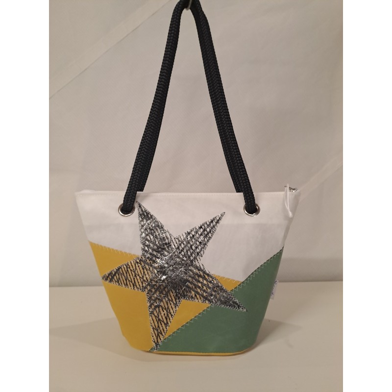 Sac à mains modèle Manille en voile de bateau recyclée.