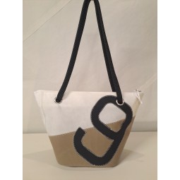 Sac à mains modèle Manille en voile de bateau recyclée.