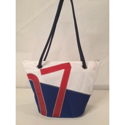 Sac à mains modèle Manille en voile de bateau recyclée.