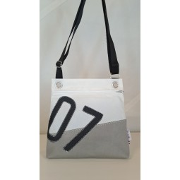 Pochette bandoulière en voile de bateau recyclée