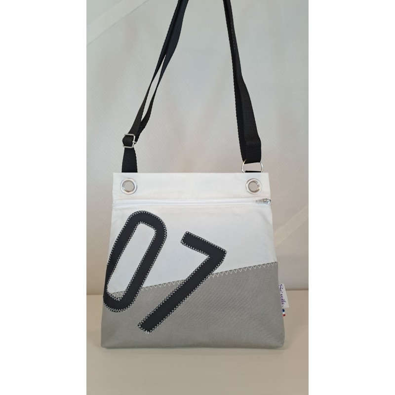 Pochette bandoulière en voile de bateau recyclée