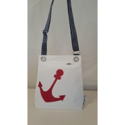 Pochette bandoulière en voile de bateau recyclée