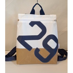 Sac à dos en voile de bateau recyclée.