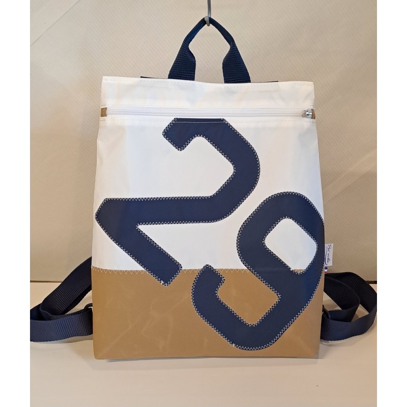 Sac à dos en voile de bateau recyclée.