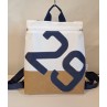 Sac à dos en voile de bateau recyclée.
