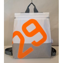 Sac à dos en voile de bateau recyclée.