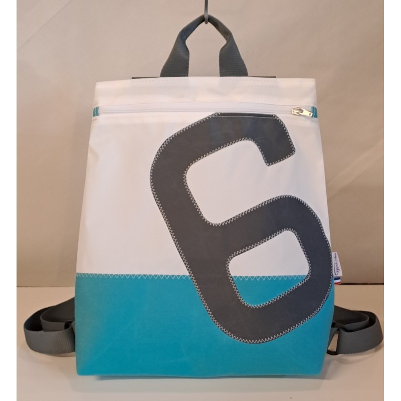 Sac à dos en voile de bateau recyclée.