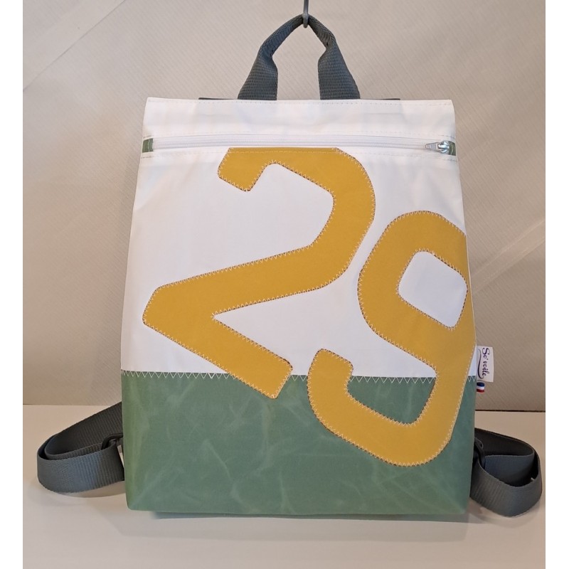Sac à dos en voile de bateau recyclée.
