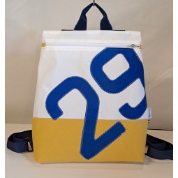 Sac à dos en voile de bateau recyclée.