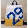 Sac à dos en voile de bateau recyclée.
