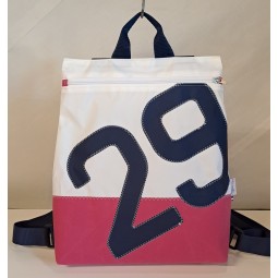 Sac à dos en voile de bateau recyclée.