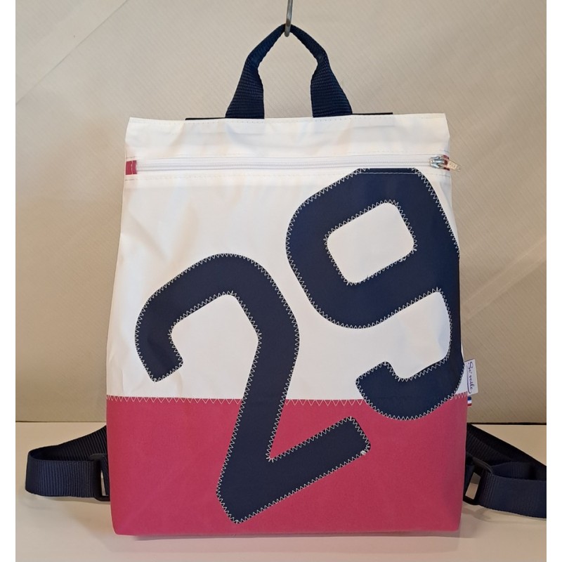 Sac à dos en voile de bateau recyclée.