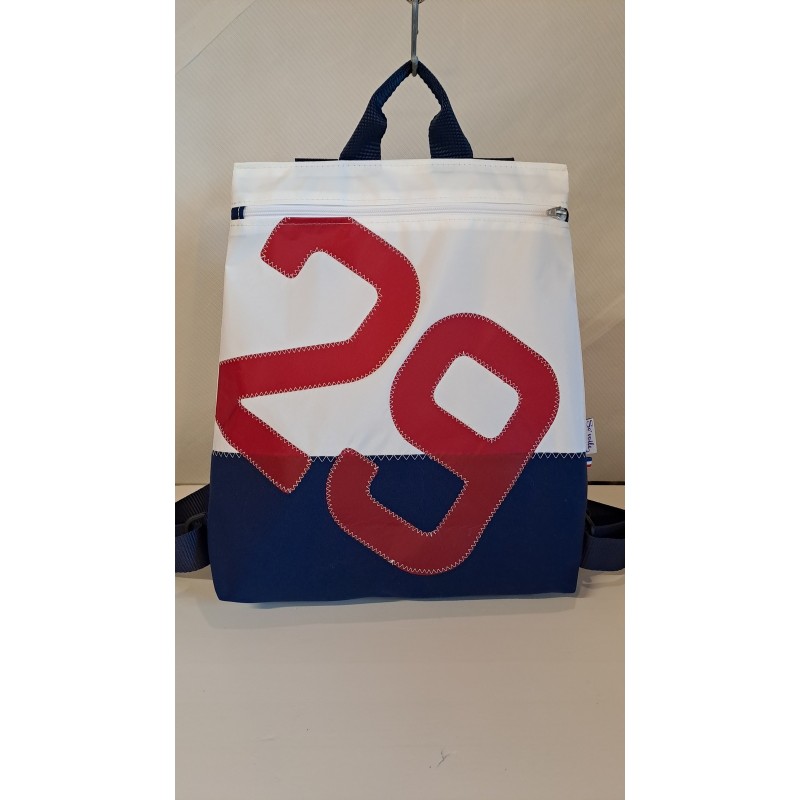 Sac à dos en voile de bateau recyclée.