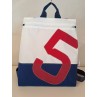 Sac à dos en voile de bateau recyclée.