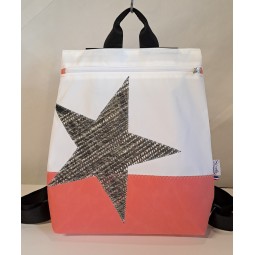 Sac à dos en voile de bateau recyclée.
